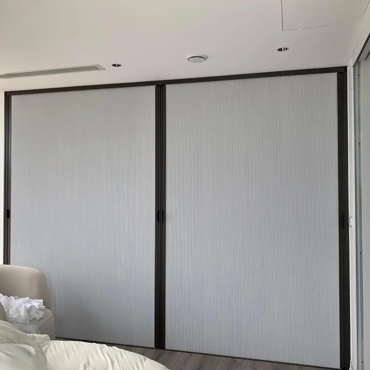 Hendek bebek odası — honeycomb blackout, deliksiz montaj, tam karartma